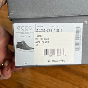 Brand new never worn Ecco shoes in box